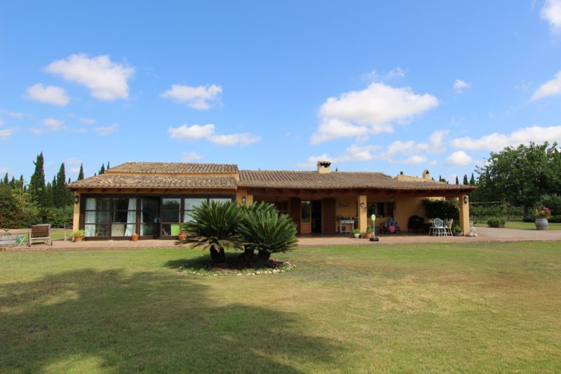 Independent house with rustic land in Binissalem